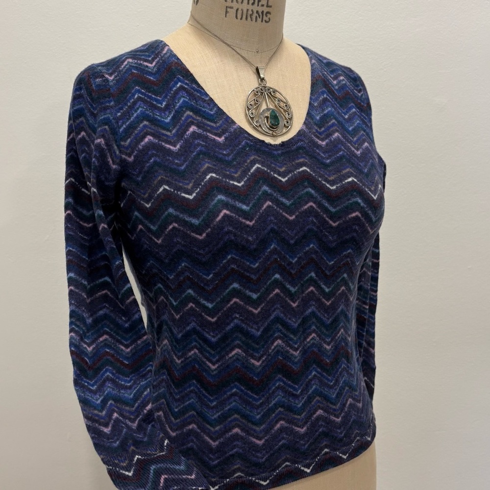 Chevron Patterned V-Neck Sweater - Picture 4 of 4